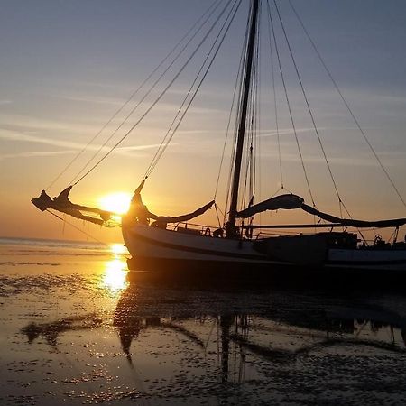 Tjalkjacht Pelikaan Enkhuizen Hostel Bagian luar foto