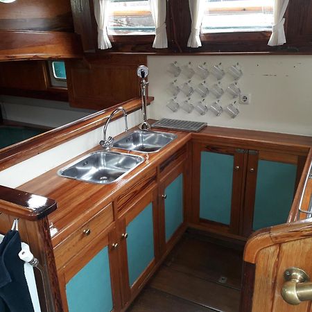 Tjalkjacht Pelikaan Enkhuizen Hostel Bagian luar foto