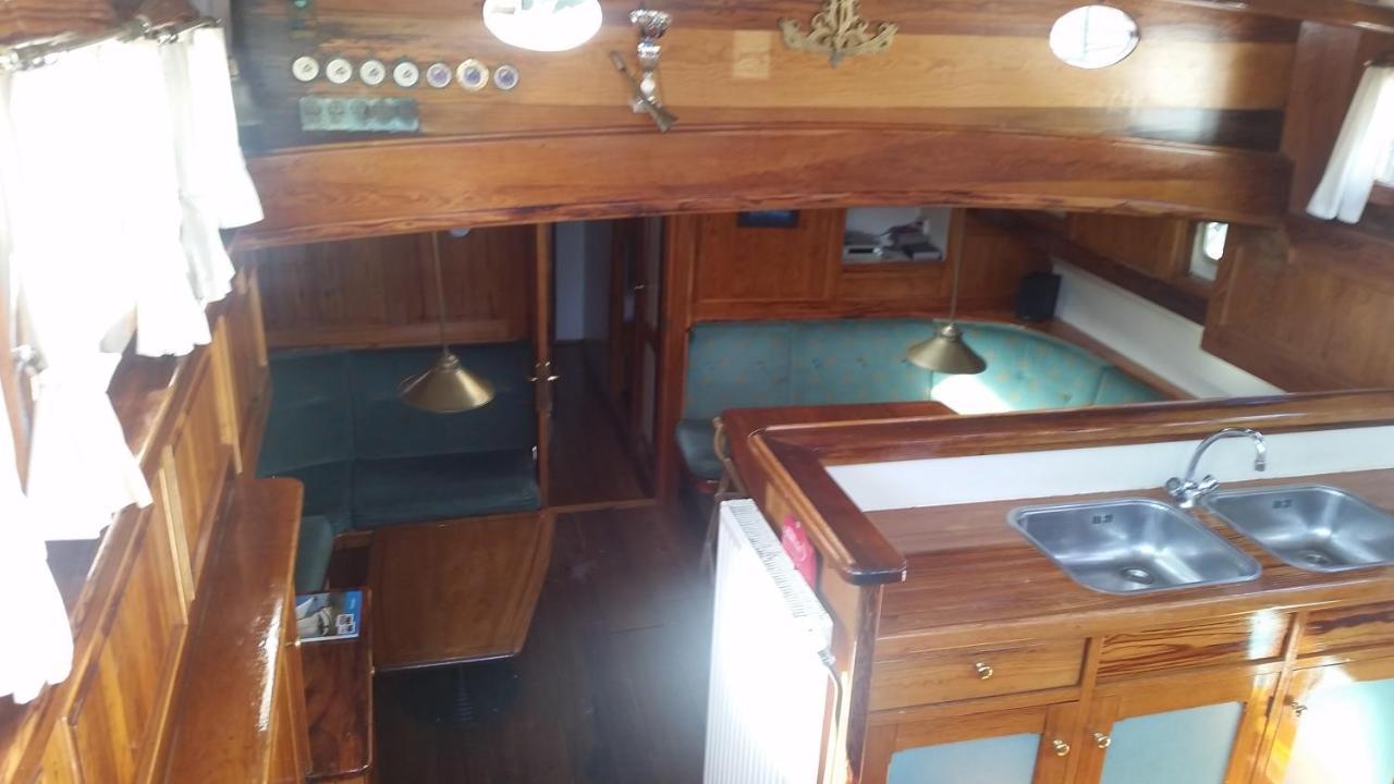 Tjalkjacht Pelikaan Enkhuizen Hostel Bagian luar foto