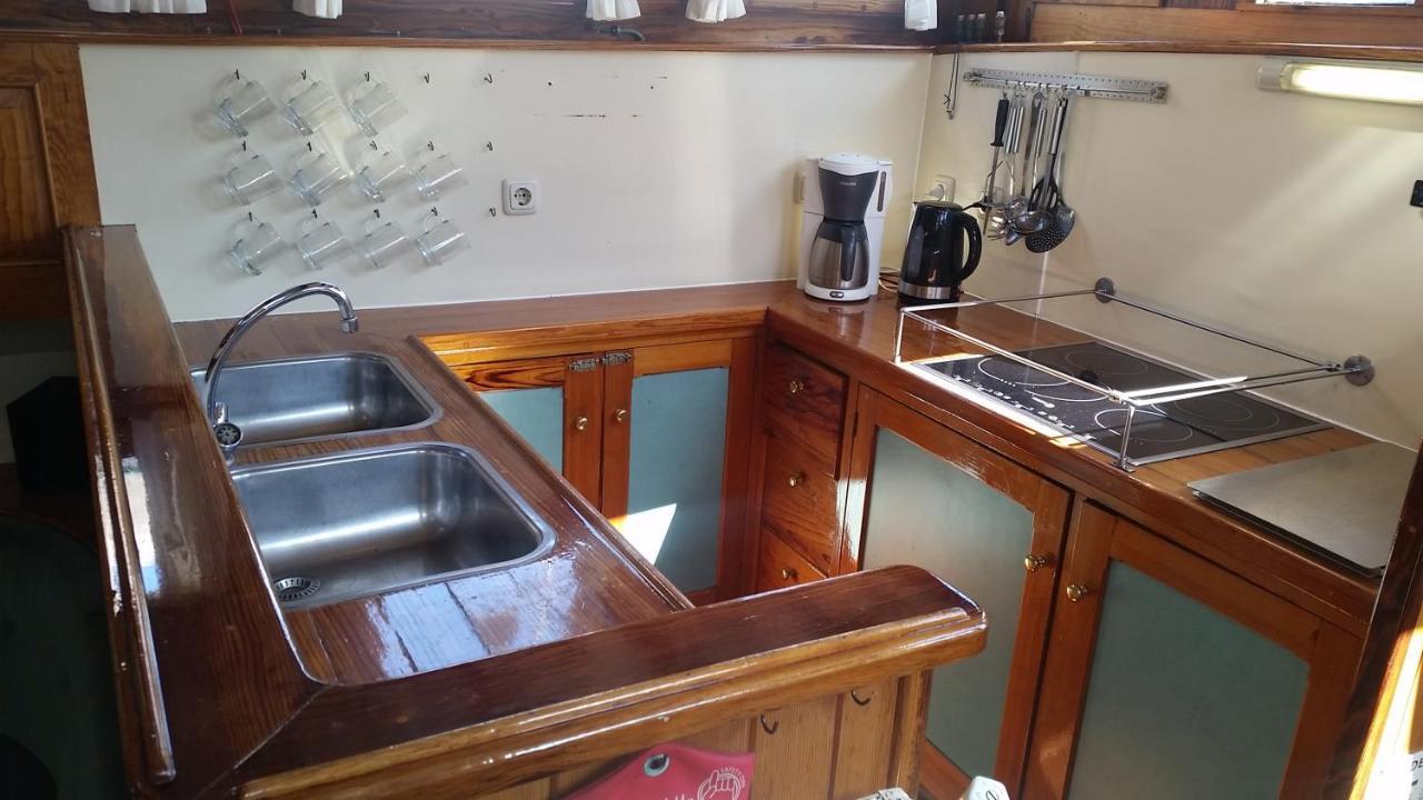 Tjalkjacht Pelikaan Enkhuizen Hostel Bagian luar foto