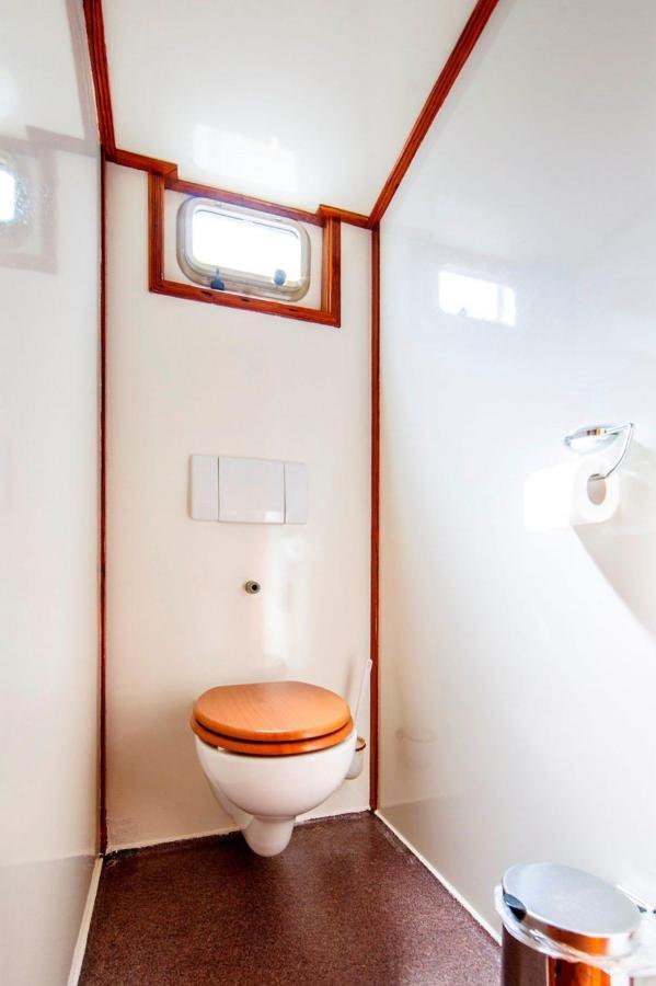 Tjalkjacht Pelikaan Enkhuizen Hostel Bagian luar foto