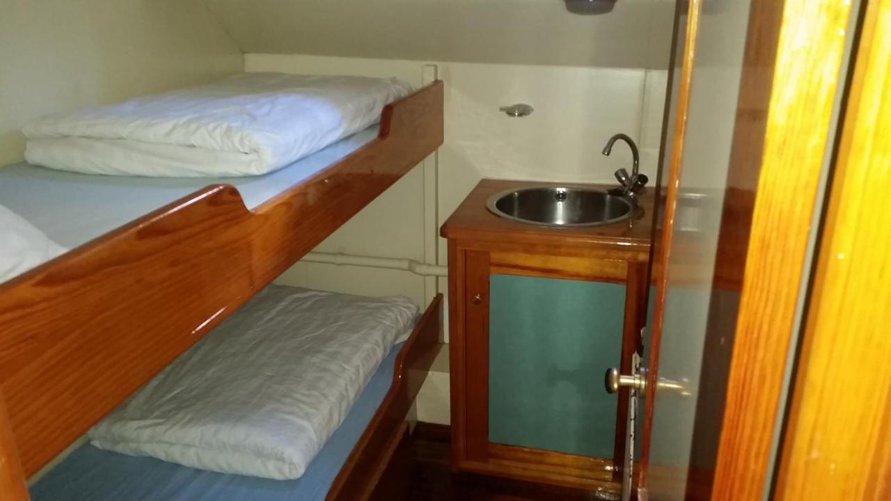 Tjalkjacht Pelikaan Enkhuizen Hostel Bagian luar foto